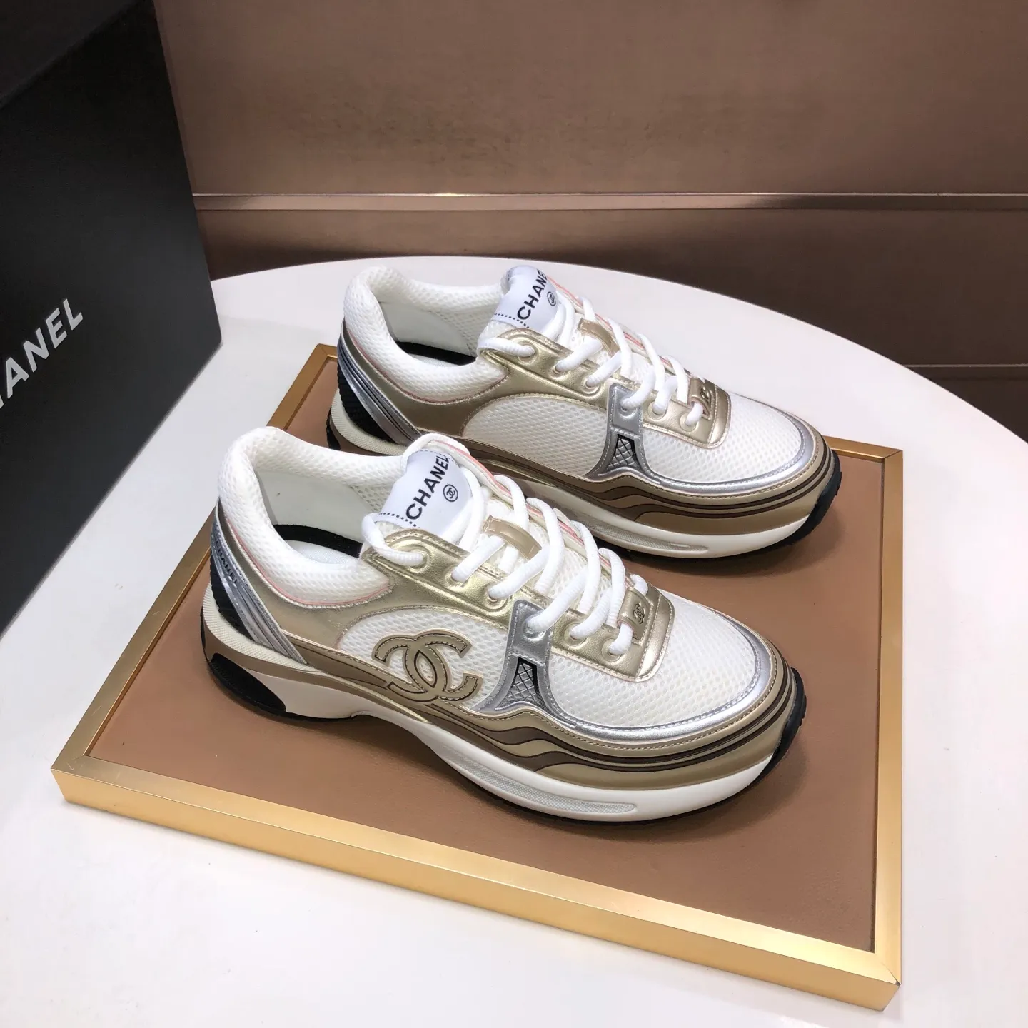 Men's shoes💰600💰【CHANEL】(Chanel couple's model)👩‍❤️‍💋‍👨The latest all-season shoes🔥🔥The ultimate derivative model. Not only are you more fashionable on your feet, but wearing flat shoes can also lengthen your overall body shape ~ "Features" The simple upper is paired with conspicuous small fragrant cloth strips, which is fashionable and high-end. 💕💕Selected Chanel fabric for the upper, comfortable and soft fabric lining available in 5 colors 🐎Size: (women's 35-39, customized 40. Men's 38-44, customized 45)